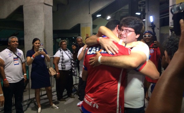 Após resultado, Bellintani e Marcelo Sant'Ana se abraçam