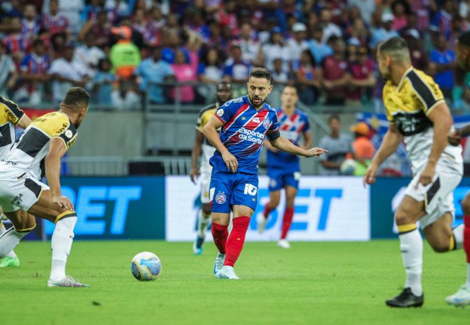 Everton Ribeiro jogando pelo Bahia contra o Criciúma